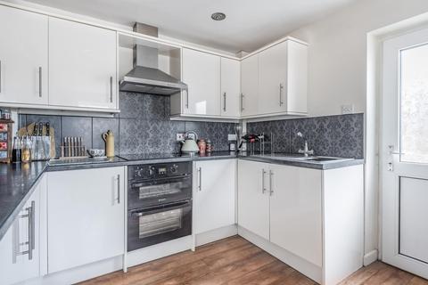 2 Larksfield Close, Carterton, OX18 3SY