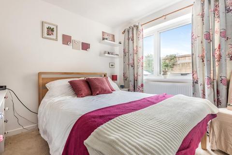 2 Larksfield Close, Carterton, OX18 3SY
