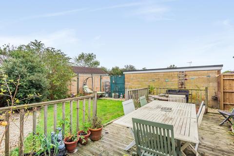 2 Larksfield Close, Carterton, OX18 3SY