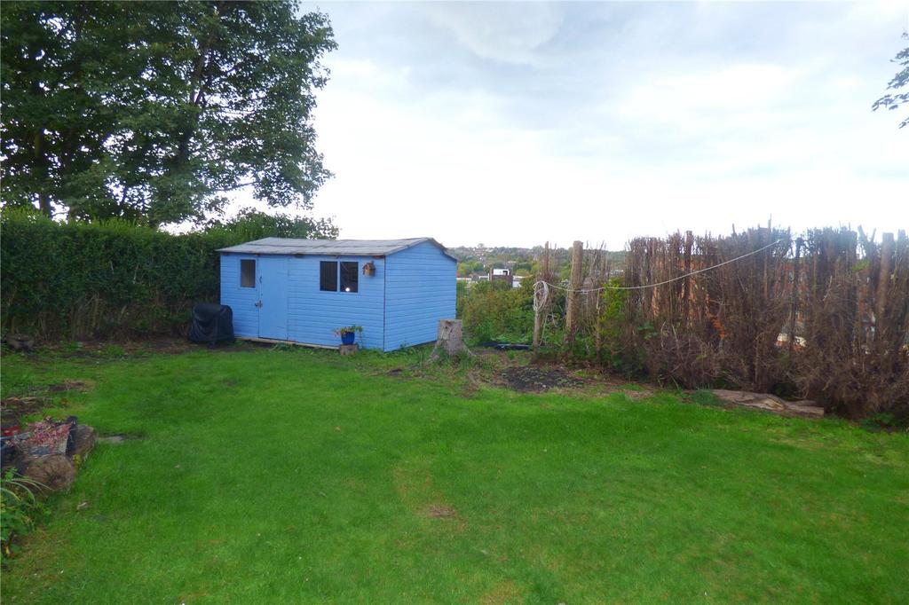Westfield Avenue, Alkrington... 2 bed end of terrace house £135,000