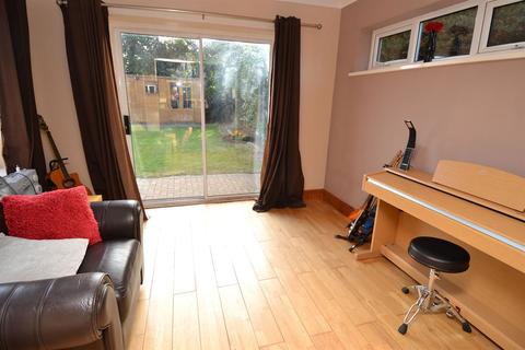 17 Oakwood Drive, Whitstable, CT5 1NY