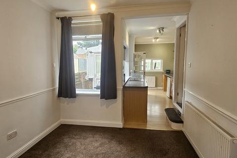 2 bedroom semi-detached house to rent, Sandcliffe Road, Midway