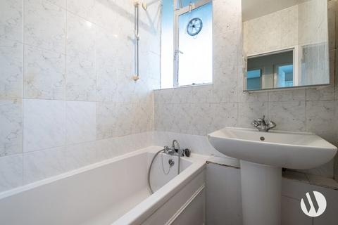 3 bedroom flat to rent, Caernarvon House, Hallfield Estate, Bayswater