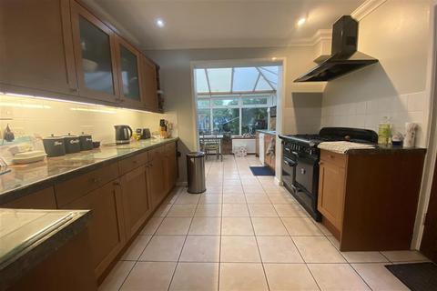 23 Broadcoombe, South Croydon, CR2 8HX