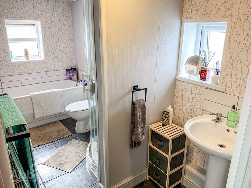Family Bathroom 1