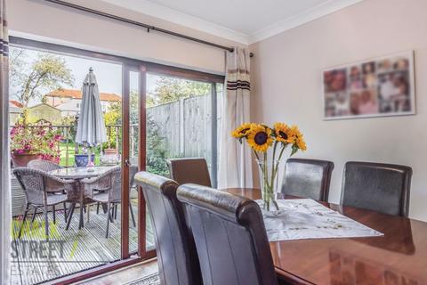 27 Brooklands Gardens, Hornchurch, RM11 2AF