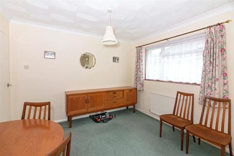 8 Ashwood Close, Worthing, BN11 2AF