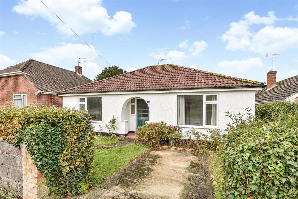 Hedge End Road, Andover 3 bed detached bungalow for sale - £325,000