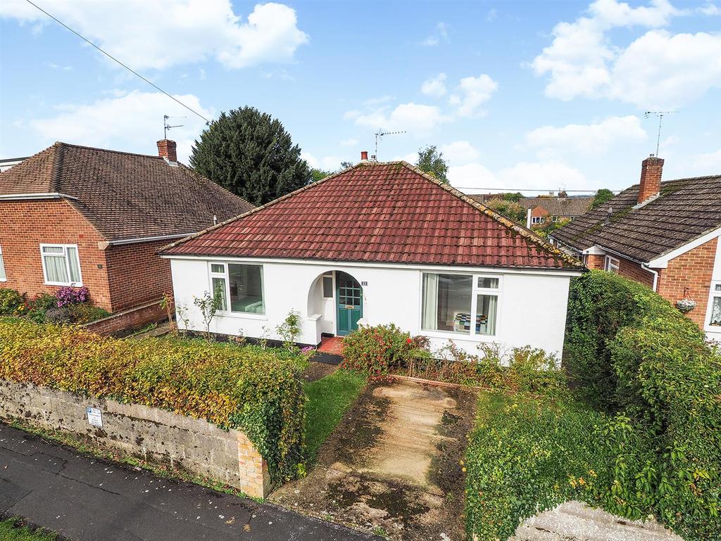Hedge End Road, Andover 3 bed detached bungalow £325,000