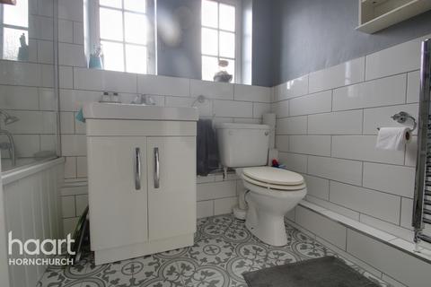 8 Gatwick Way, Hornchurch, RM12 6DX