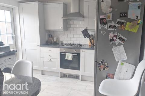 8 Gatwick Way, Hornchurch, RM12 6DX