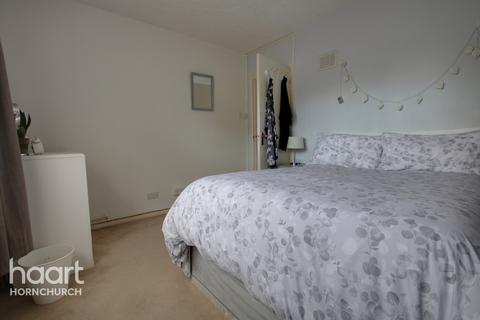 8 Gatwick Way, Hornchurch, RM12 6DX