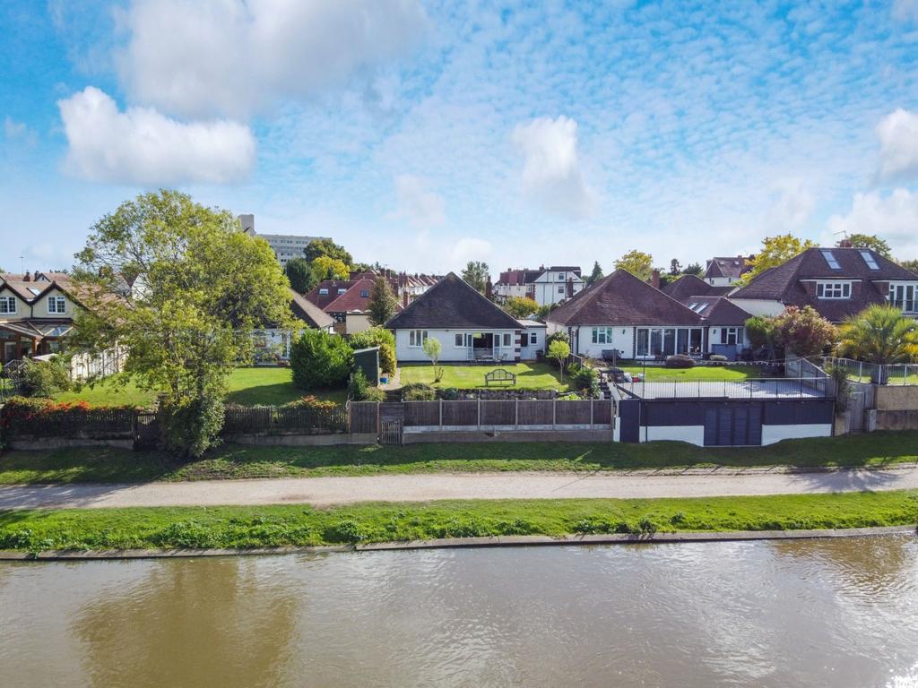 Dudley Road, Walton On Thames, KT12 3 bed detached bungalow £895,000