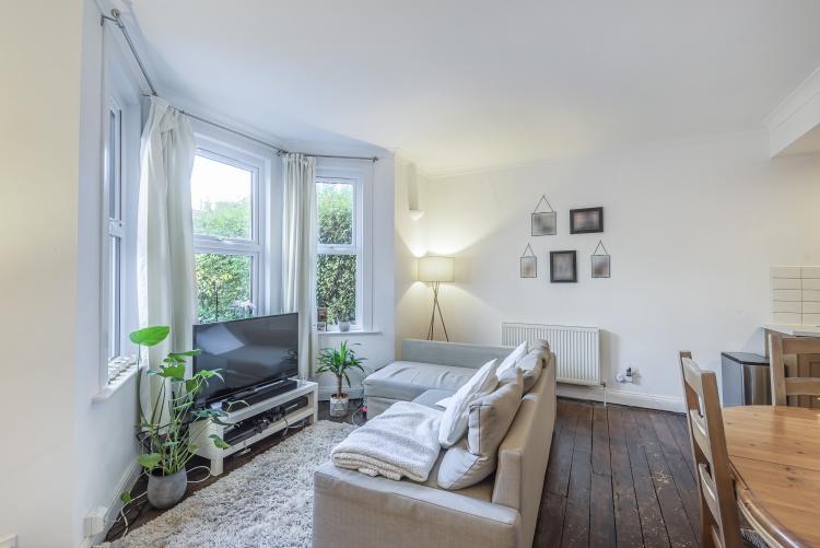Thornton Avenue Streatham Hill SW2 2 bed apartment £1,295 pcm (£299 pw)