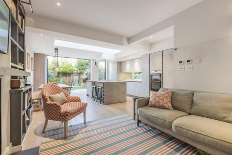 21 Freshford Street, London, SW18 3TG
