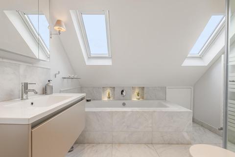 21 Freshford Street, London, SW18 3TG