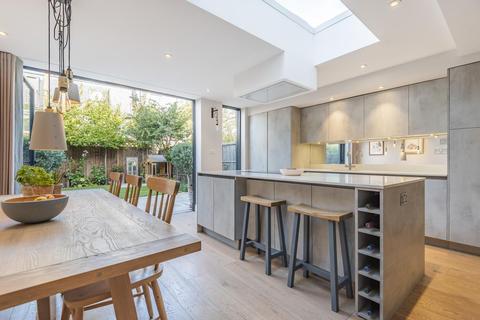 21 Freshford Street, London, SW18 3TG
