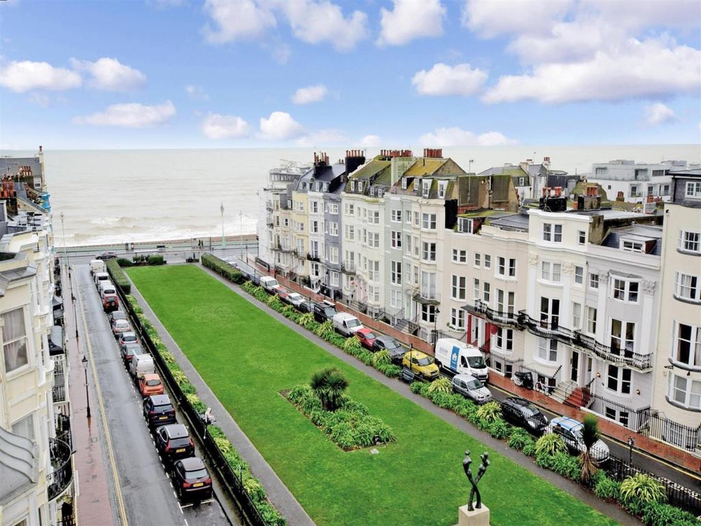 Devonshire Place Brighton BN2 3 bed penthouse £1,950 pcm (£450 pw)
