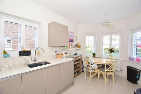 13 Beechcroft, Haywards Heath, RH16 4FU