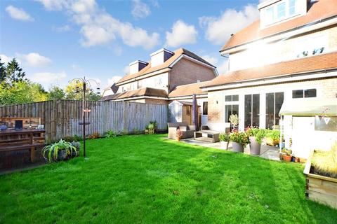 13 Beechcroft, Haywards Heath, RH16 4FU