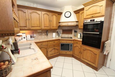 4 Park Lane, Aveley, South Ockendon, RM15 4UD