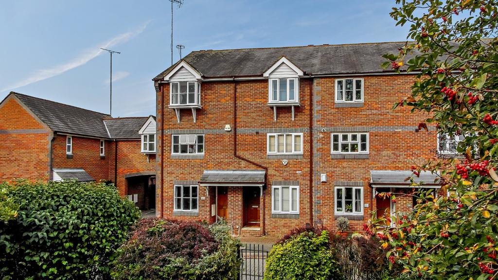 De Tany Court, St. Albans, Hertfordshire 1 bed terraced house £750,000