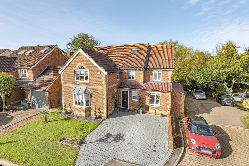 Davis Road, Weybridge, KT13 5 bed detached house £1,050,000