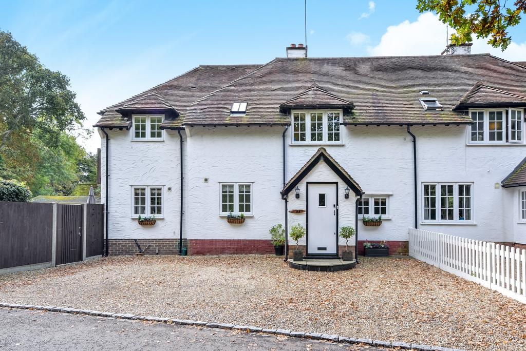 Gardeners Hill Road, Frensham, Farnham, Surrey, GU10 3 bed semi
