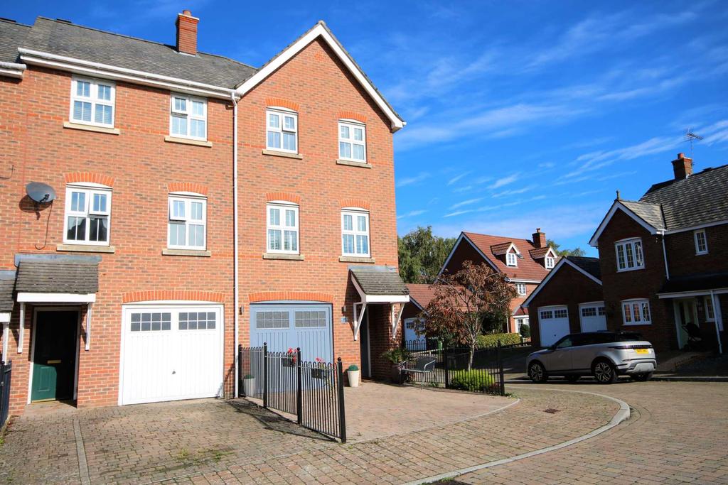Kingsley Square, Elvetham Heath, Fleet, Hampshire 3 bed townhouse £1,350 pcm (£312 pw)