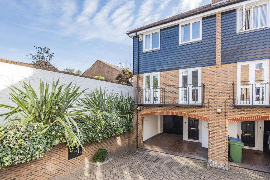 Harvest Lane, Thames Ditton, KT7 3 bed townhouse £700,000