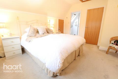 26 The Mount, Romford, RM3 7LJ