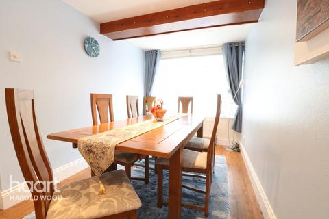 26 The Mount, Romford, RM3 7LJ