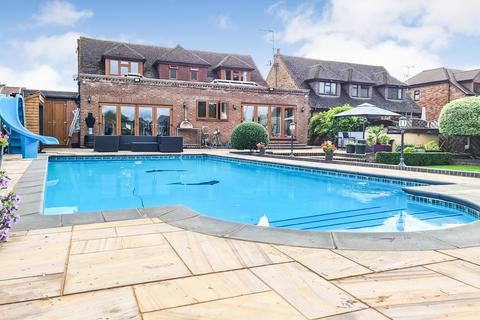 38 Wharf Road, Wraysbury, Staines, TW19 5JQ