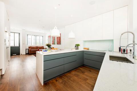 30 Lancaster Mews, London, W2 3QE