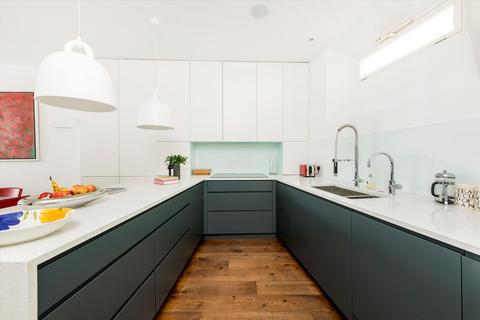 30 Lancaster Mews, London, W2 3QE
