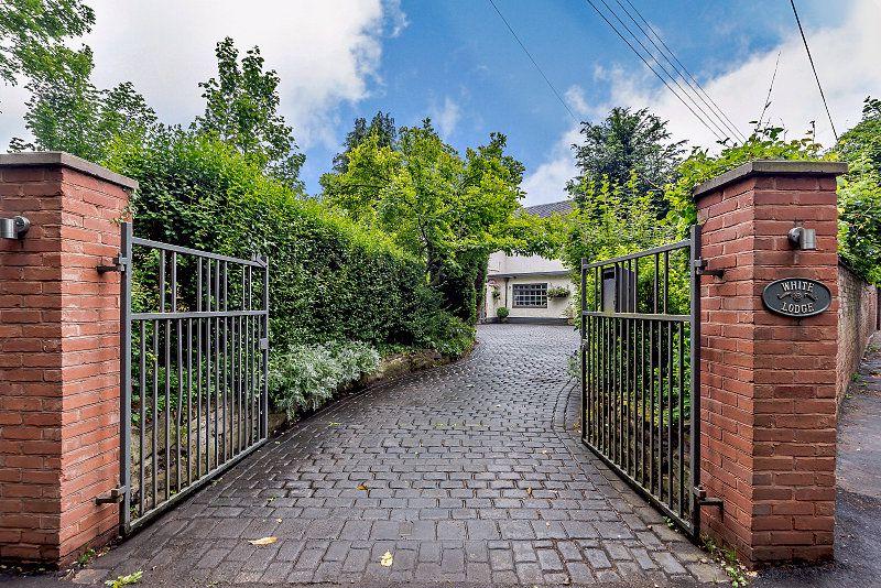 White Lodge, Birmingham Road, Shenstone Wood End 3 bed country house