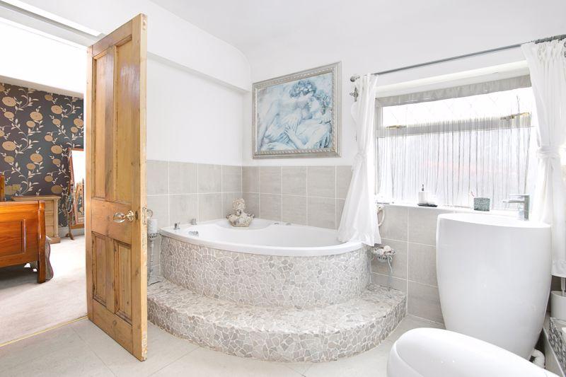 White Lodge, Birmingham Road, Shenstone Wood End 3 bed country house