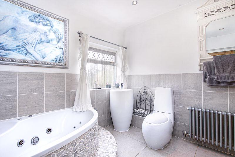 White Lodge, Birmingham Road, Shenstone Wood End 3 bed country house