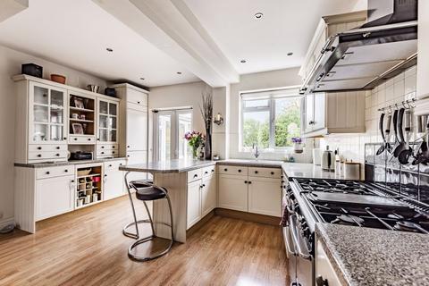 83 Ruskin Drive, Worcester Park, KT4 8LJ