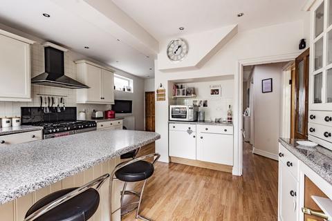 83 Ruskin Drive, Worcester Park, KT4 8LJ
