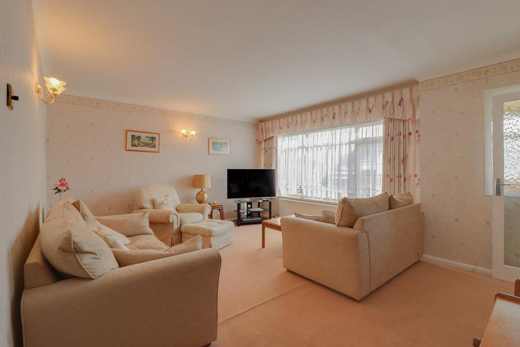 Meadway, Hoddesdon, EN11 3 bed semidetached house £505,000