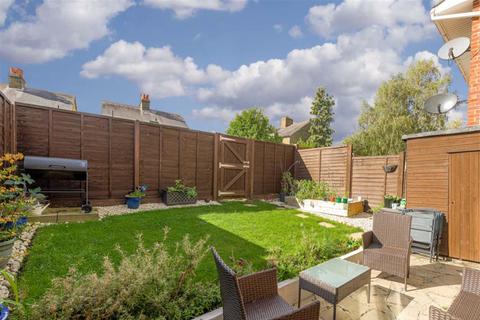 14b Willis Close, Epsom, KT18 7SS