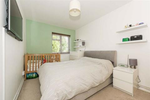 14b Willis Close, Epsom, KT18 7SS