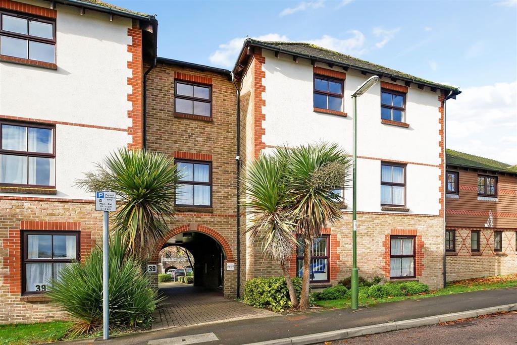 Woodlands Lane, Chichester 2 bed apartment £895 pcm (£207 pw)