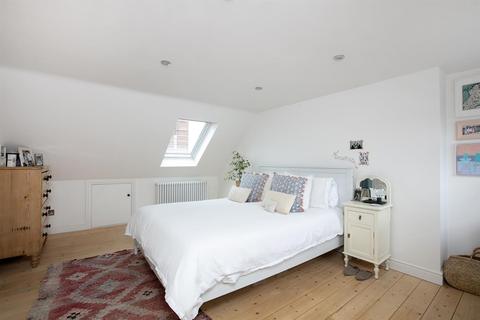 40 Bavent Road, London, SE5 9RY