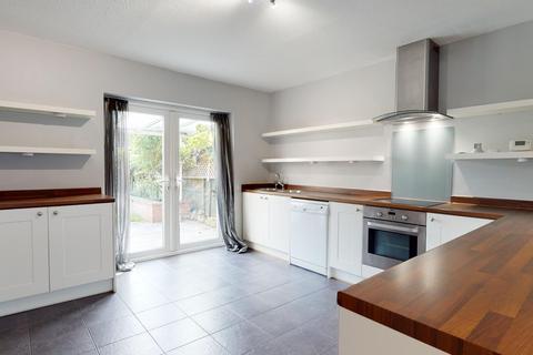 6 Perries Mead, Folkestone, CT19 5UD