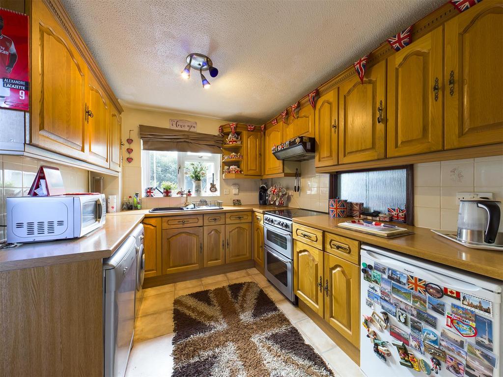 Paterson Close, Basingstoke 3 bed detached house £365,000