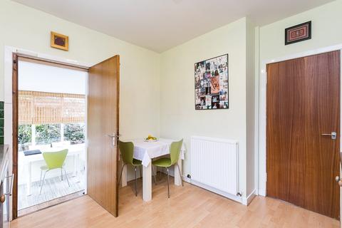 27 Barntongate Drive, Edinburgh, EH4 8BE