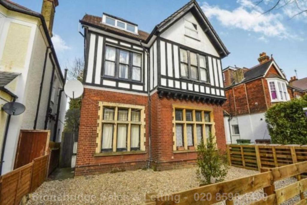 Egmont Road, Sutton, SM2 1 bed flat £235,000
