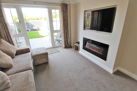 13 Derisley Close, Byfleet, West Byfleet, KT14 7QA